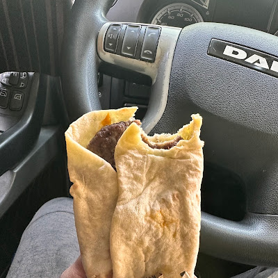 Plat servi chez Chicken Street Annecy Naan & Fried Chicken, photographié par Jonathan Vang