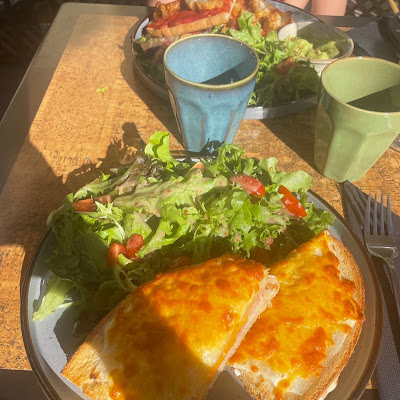 Plat servi chez 𝒟𝑒𝓁𝓅𝒽’𝓈, photographié par Vera Campolunghi