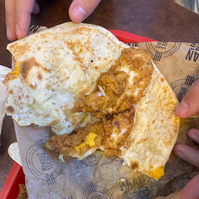 Plat servi chez Chicken Street Annecy Naan & Fried Chicken, photographié par - Sahin Tuncel Tuncel