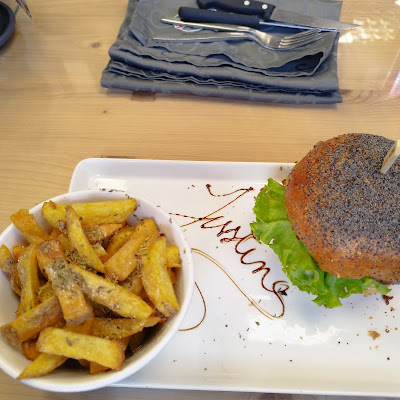 Plat servi chez Chez Tony, Burger Savoyard, Saint Jean d'Aulps, photographié par Justine