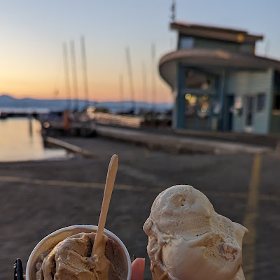 Snack de La Capitainerie - Glacier du Léman - Artisan glacier au port de Thonon à Thonon-les-Bains : plat photographié par Edw Per