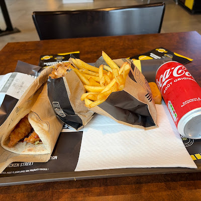 Plat servi chez Chicken Street Annecy Naan & Fried Chicken, photographié par Hakima Nouar