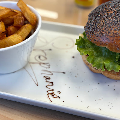 Plat servi chez Chez Tony, Burger Savoyard, Saint Jean d'Aulps, photographié par stéphanie m