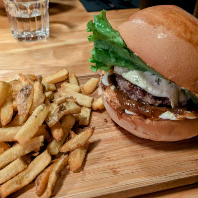 Plat servi chez Côté Burger - Poutine, photographié par Thibaut DE BIASI
