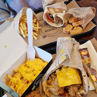 Plat servi chez Chicken Street Annecy Naan & Fried Chicken, photographié par Yusuke Urameshi