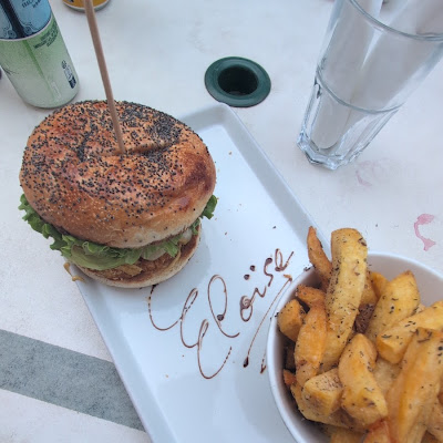 Plat servi chez Chez Tony, Burger Savoyard, Saint Jean d'Aulps, photographié par Eloïse Bekaert