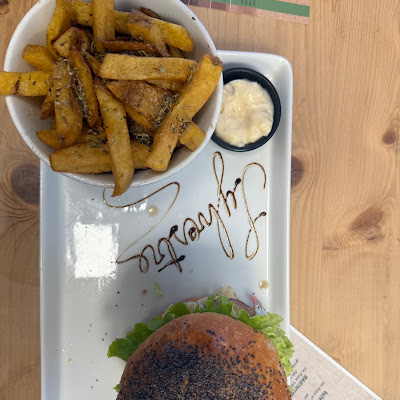 Plat servi chez Chez Tony, Burger Savoyard, Saint Jean d'Aulps, photographié par Sylvestre Huriau
